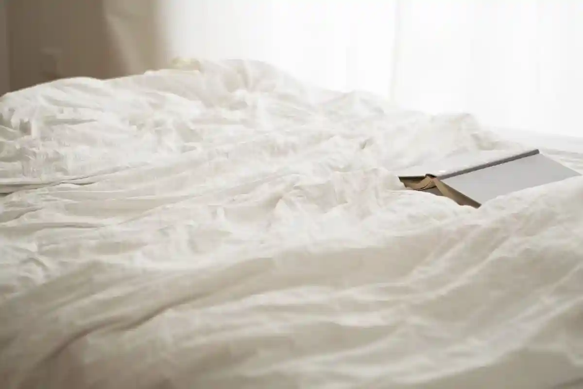 Визуально чистое постельное белье — рассадник грибков и пыли. Фото: Lum3n / Pexels.