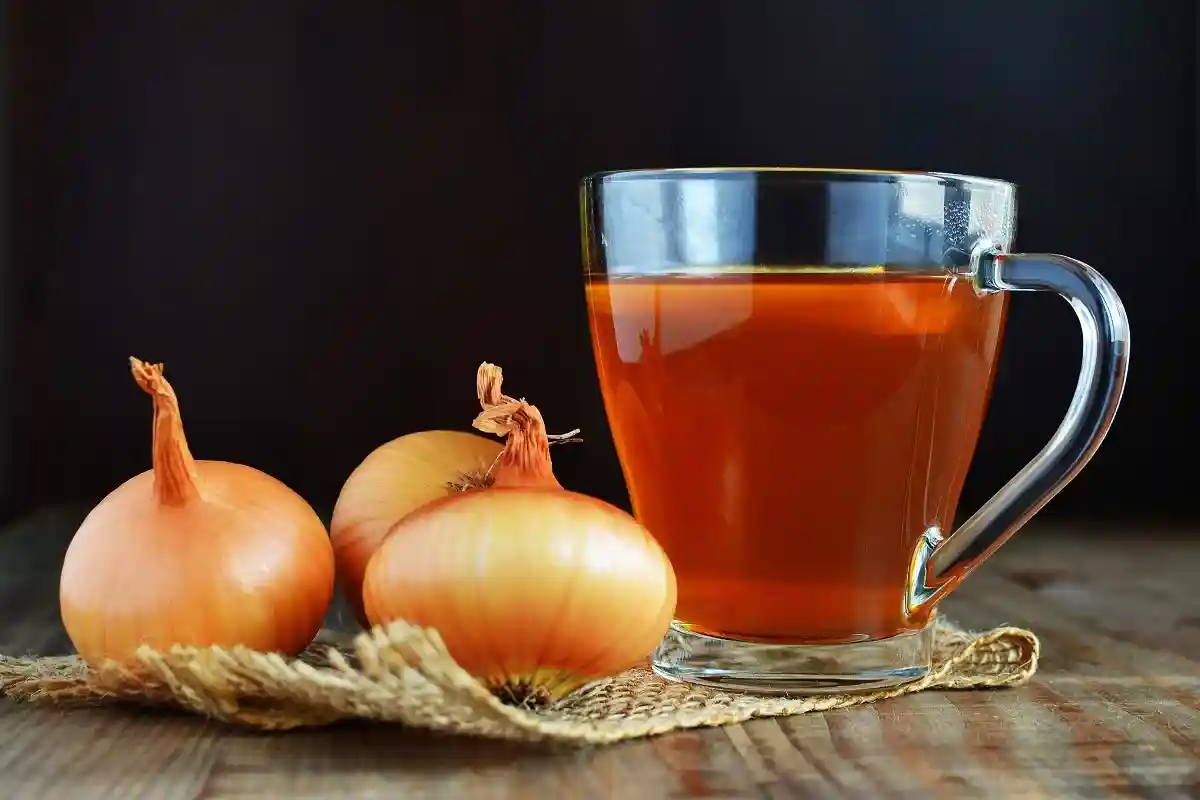 Как лук облегчает симптомы простуды — из овоща можно приготовить чай, который полезен для иммунной системы. Фото: Whiteaster / shutterstock.com