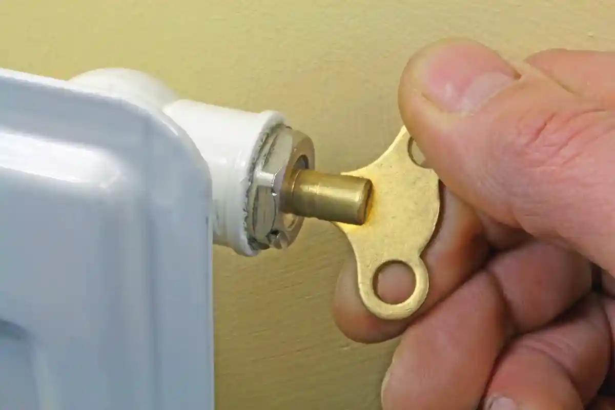 Как сэкономить на отоплении дома: продувайте радиатор можно с ключом или без него. Фото: Richard z / shutterstock.com