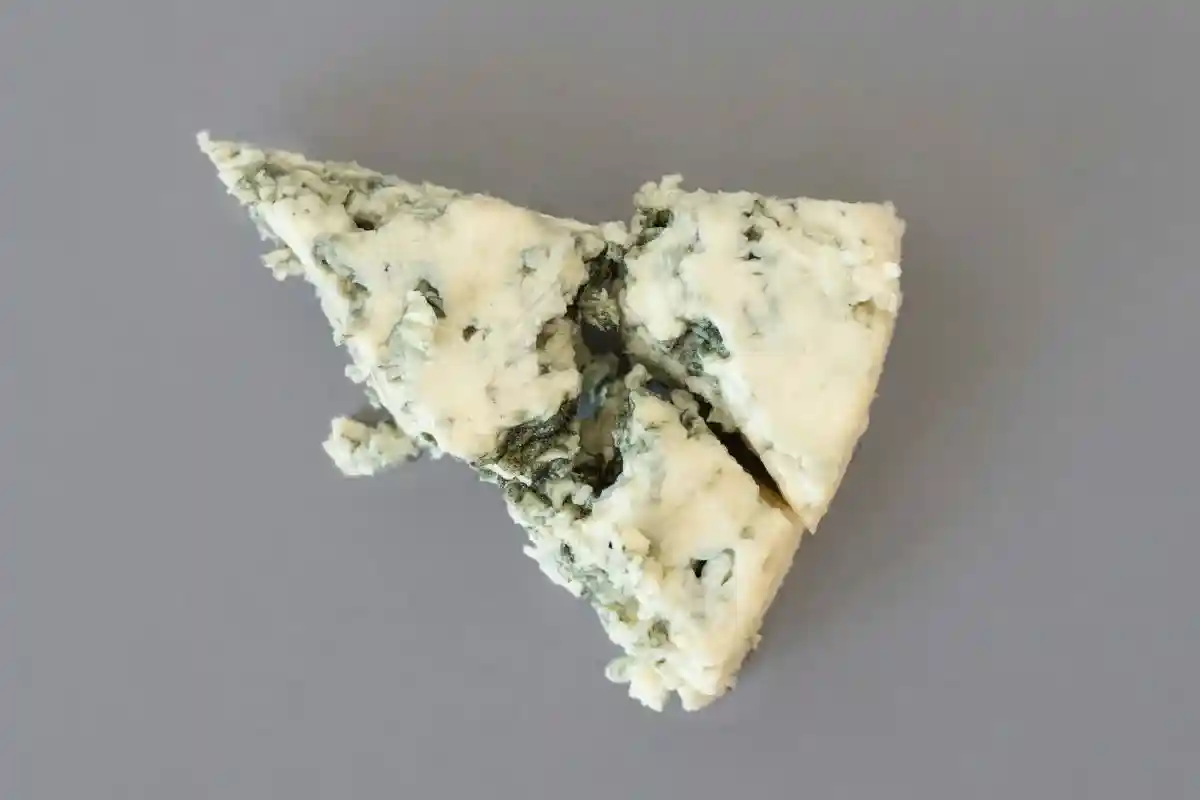Узнать, испортился ли сыр с голубой плесенью очень просто: осмотрите его. Фото: Anna Nekrashevich / pexels.com
