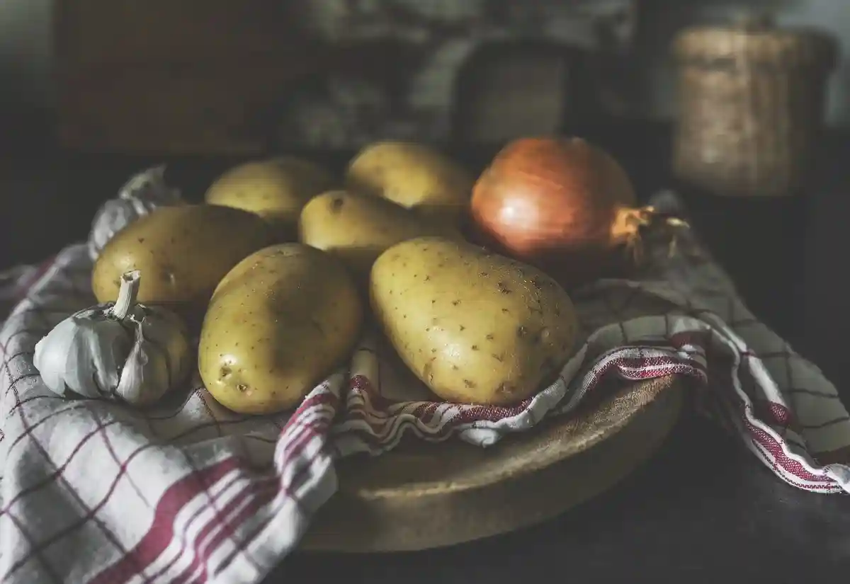 Как правильно хранить картофель и лук