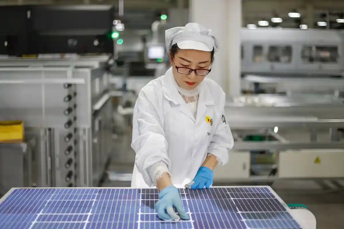 Запрет США на импорт материалов для солнечных батарей китайских производителей препятствует глобальному переходу на чистую энергию. Фото: humphery / shutterstock.com