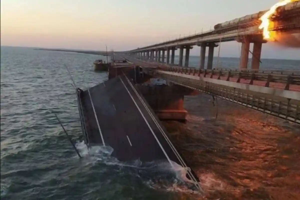 Крымский мост разрушен после подрыва грузовика фото 1