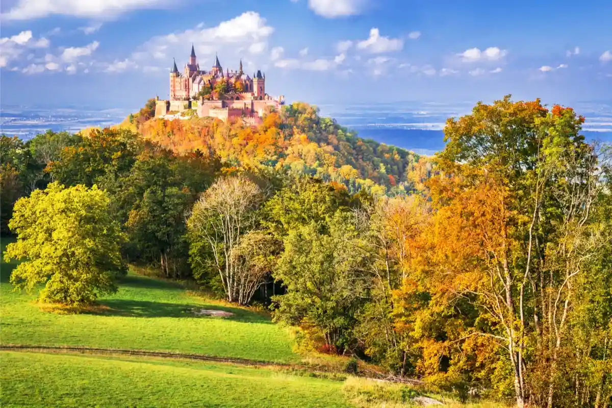Замок Гогенцоллерн удивляет живописной природой. Фото: ecstk22 / Shutterstock.