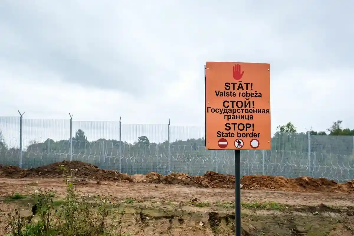 Латвия пытала электрошокерами беженцев из Беларуси. Фото: Radowitz / shutterstock.com