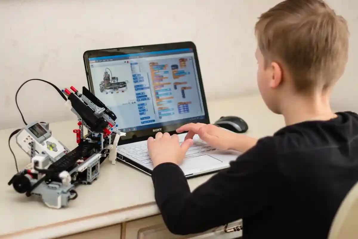 Lego прекращает выпуск наборов Mindstorms с конца 2022 года. Фото: AlesiaKan / shutterstock.com