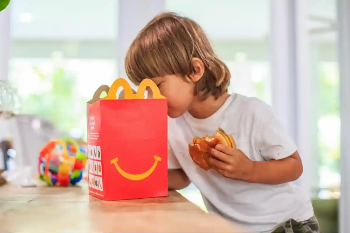 McDonald’s не хотел добавлять Happy Meal, современный вид упаковки. Фото: Yailen / shutterstock.com