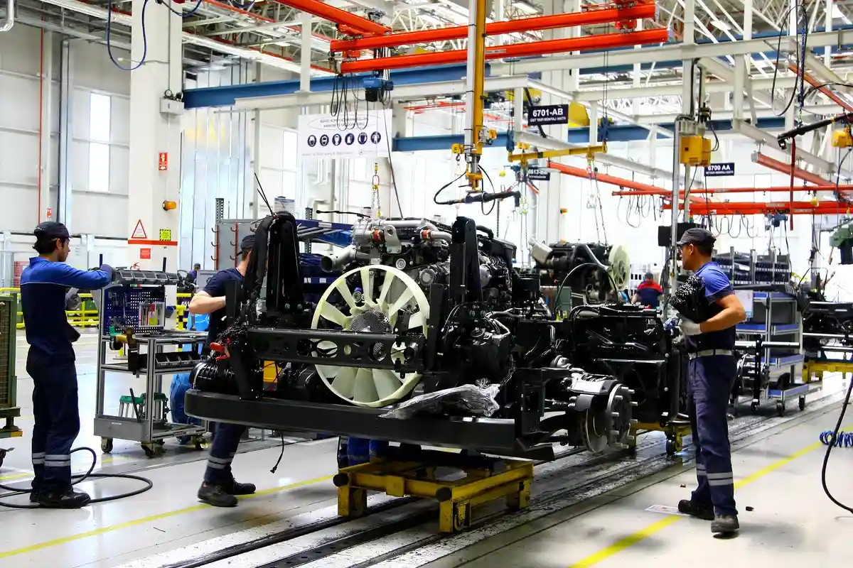 Mercedes развивает ветроэнергетику из-за энергетического кризиса в Европе. Фото: otomobil / Shutterstock