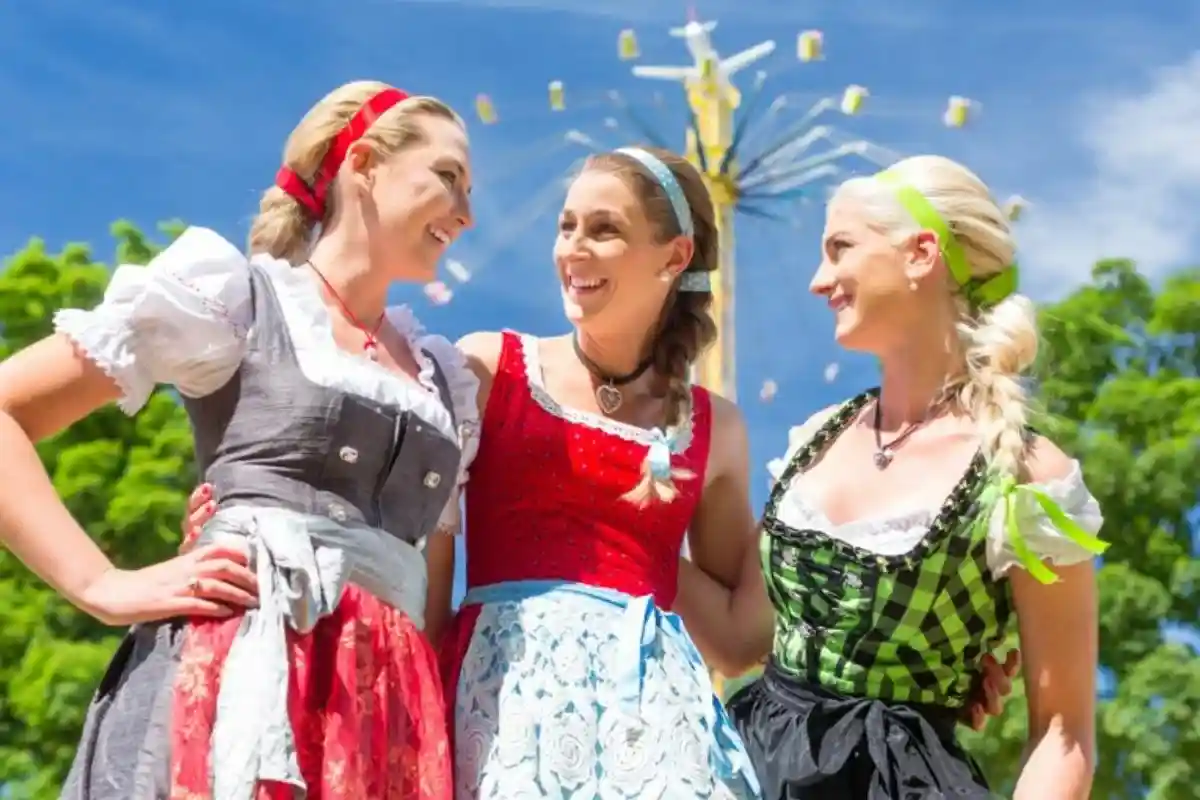 Женщин в традиционных костюмах легче найти в Баварии. Фото: Kzenon / shutterstock.com