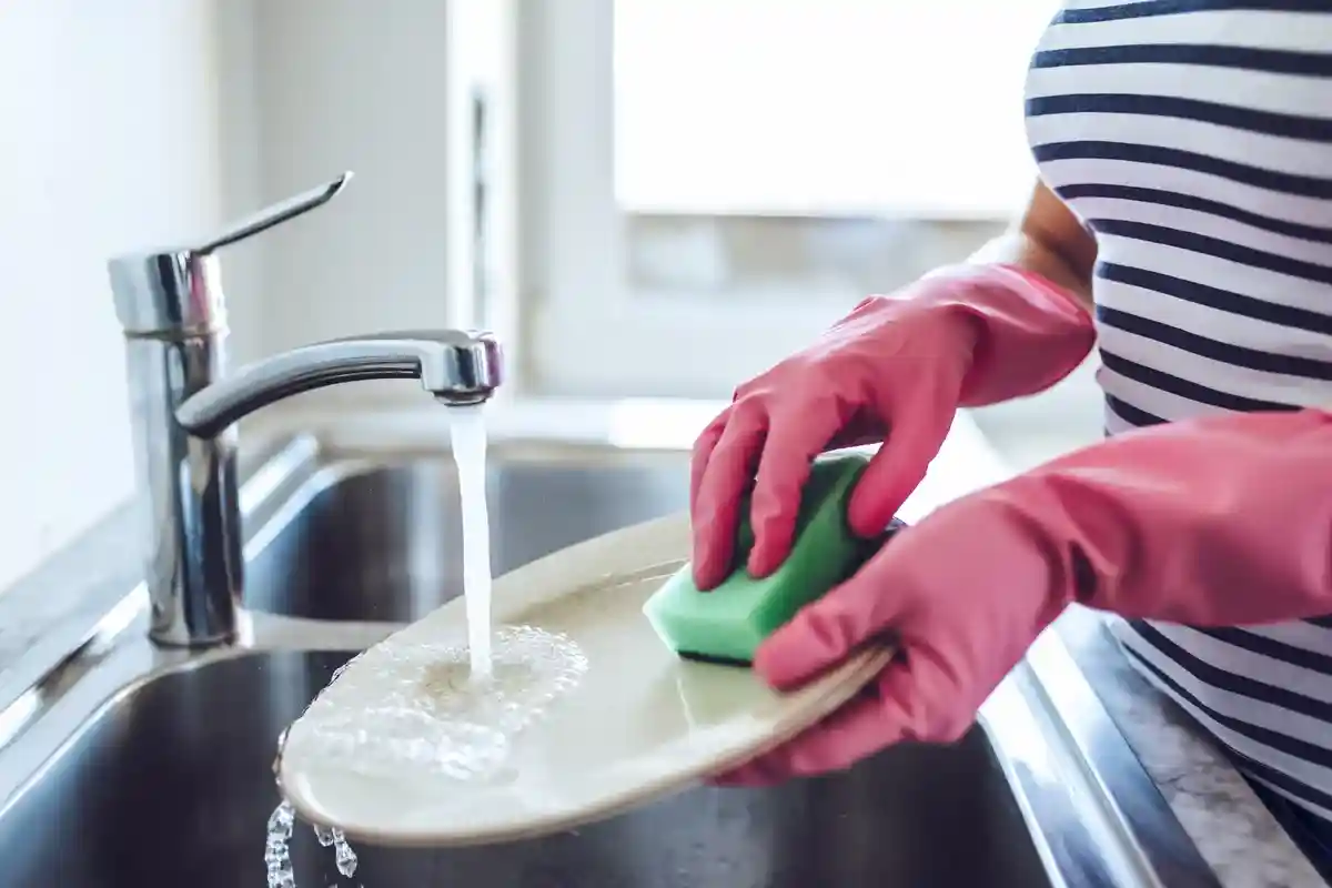 Мытье посуды холодной водой: опасные недостатки для здоровья