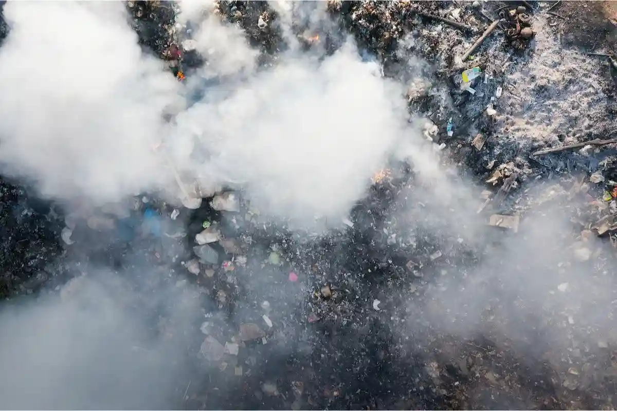 Нередко мусор сжигают, тем самым увеличивая выбросы СО2 в атмосферу. Фото: DifferR / shutterstock.com