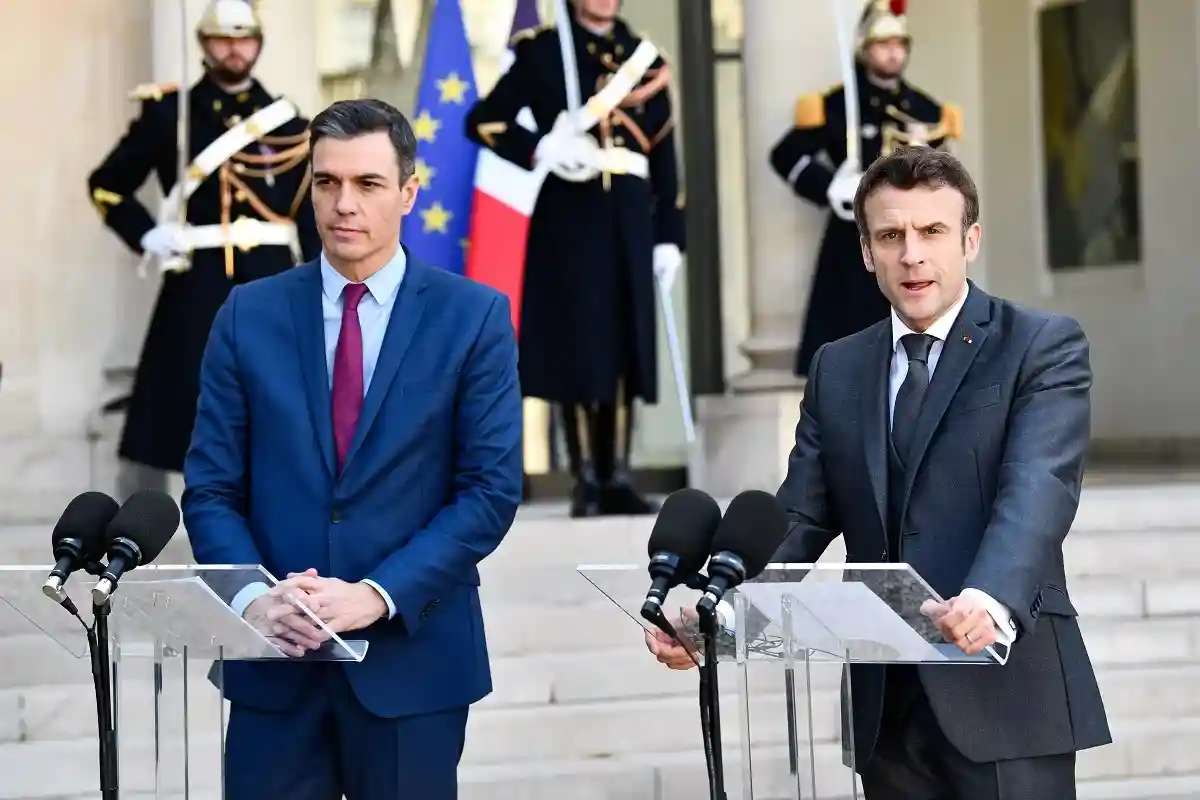 Лучшие друзья? Президент Франции (справа) и премьер-министр Испании Педро Санчес договорились о новом газопроводе. Фото: Victor Joly / shutterstock.com