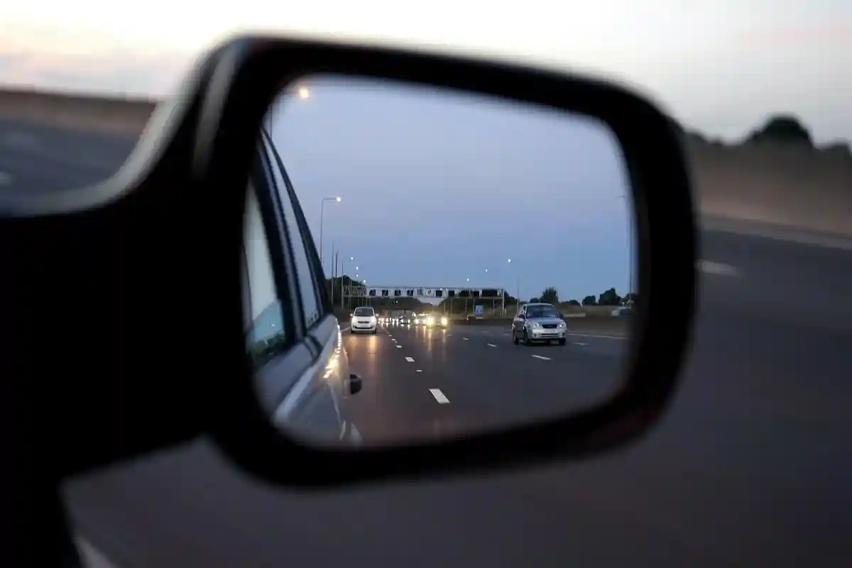 В населенных пунктах водители должны соблюдать ограничение до 50 км в час, а в нежилых зонах, как правило, можно ехать со скоростью до 100 км в час. Фото: Mike B / pexels.com 