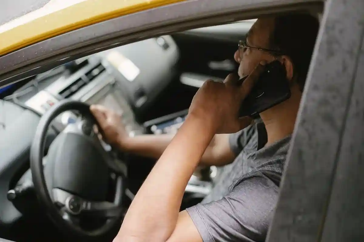 Разговор по мобильному телефону или иное использование мобильника во время вождения, приведет к штрафу в размере не менее 100 евро. Фото: Tim Samuel / pexels.com