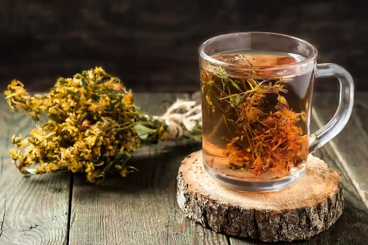 Чай из зверобоя — натуральный антидепрессант. Фото: 13Smile / Shutterstock.com