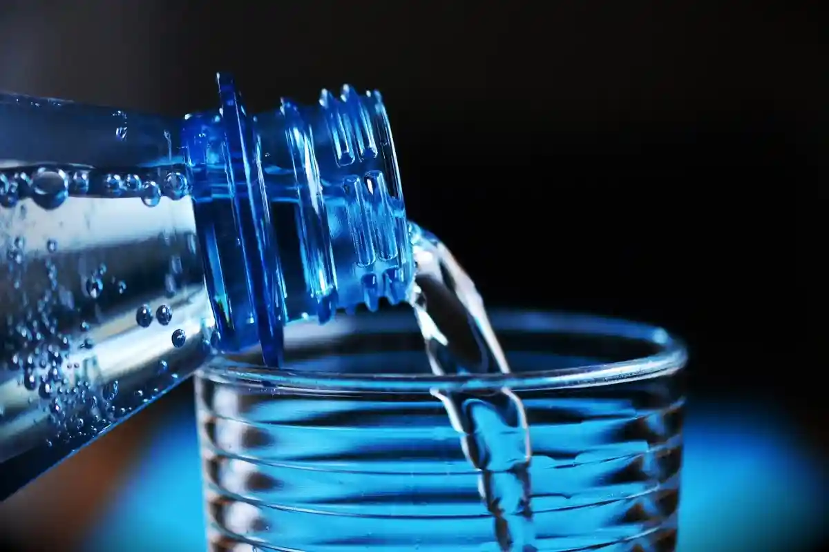 Не покупайте эти 6 вещей: вода в пластиковых бутылках входит в список ненужных покупок. Фото: congerdesign / pixabay.com