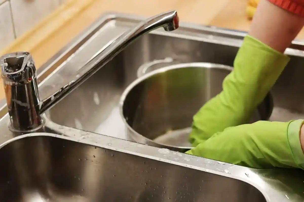 Немецкая экономия энергии: мыть посуду вручную не выгодно. Фото: Marek Studzinski / Unsplash.com