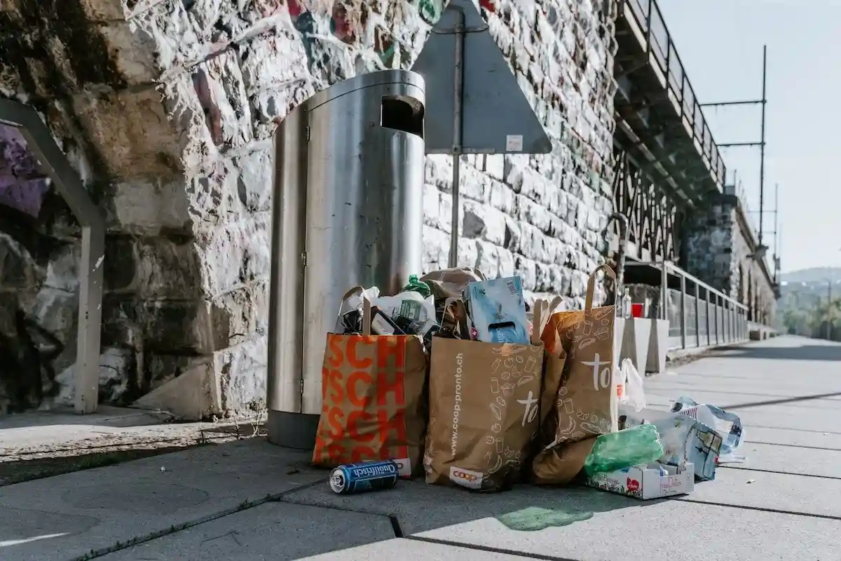 Горожане жалуются на большое количество мусора на улицах города. Фото: Claudio Schwarz / Unsplash.com