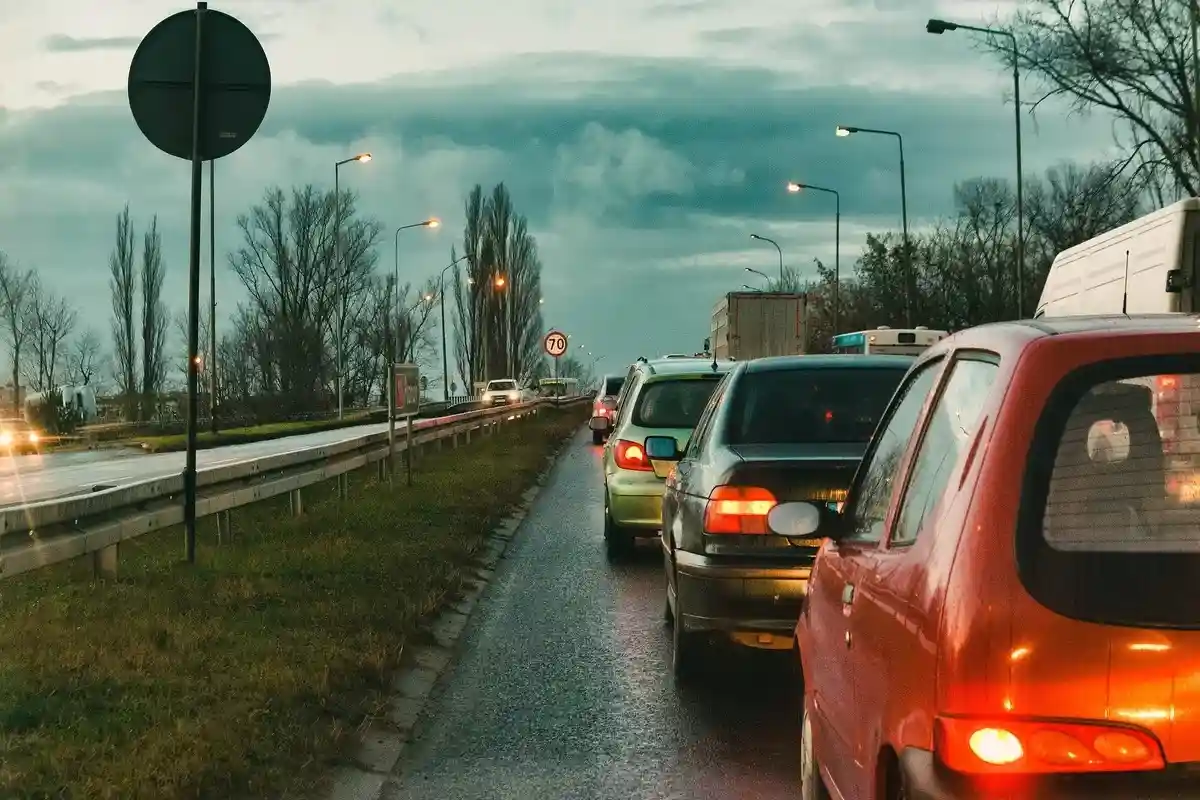 Чаще всего оскорбления на дороге в Германии можно услышать в пробках. Фото: jwvein / pixabay.com