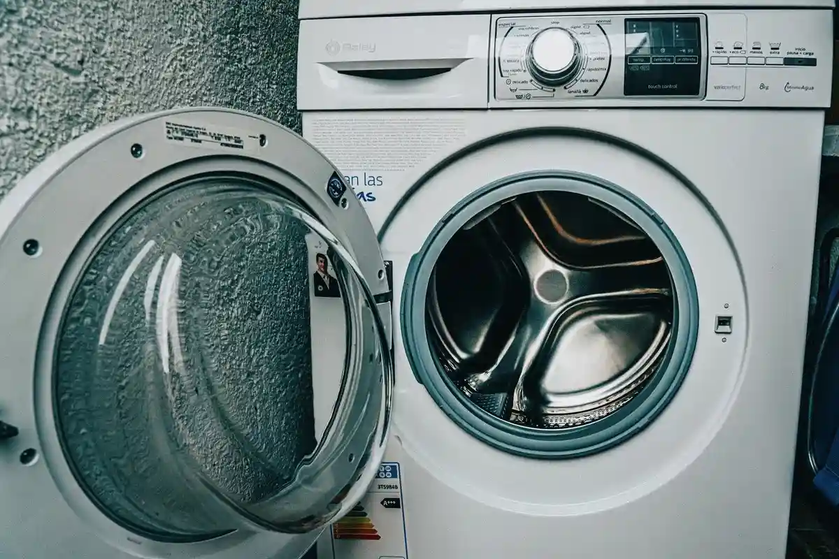 Оставлять включенную стиральную машину и уходить из дома не рекомендуется. Фото: Antonio_Cansino / pixabay.com