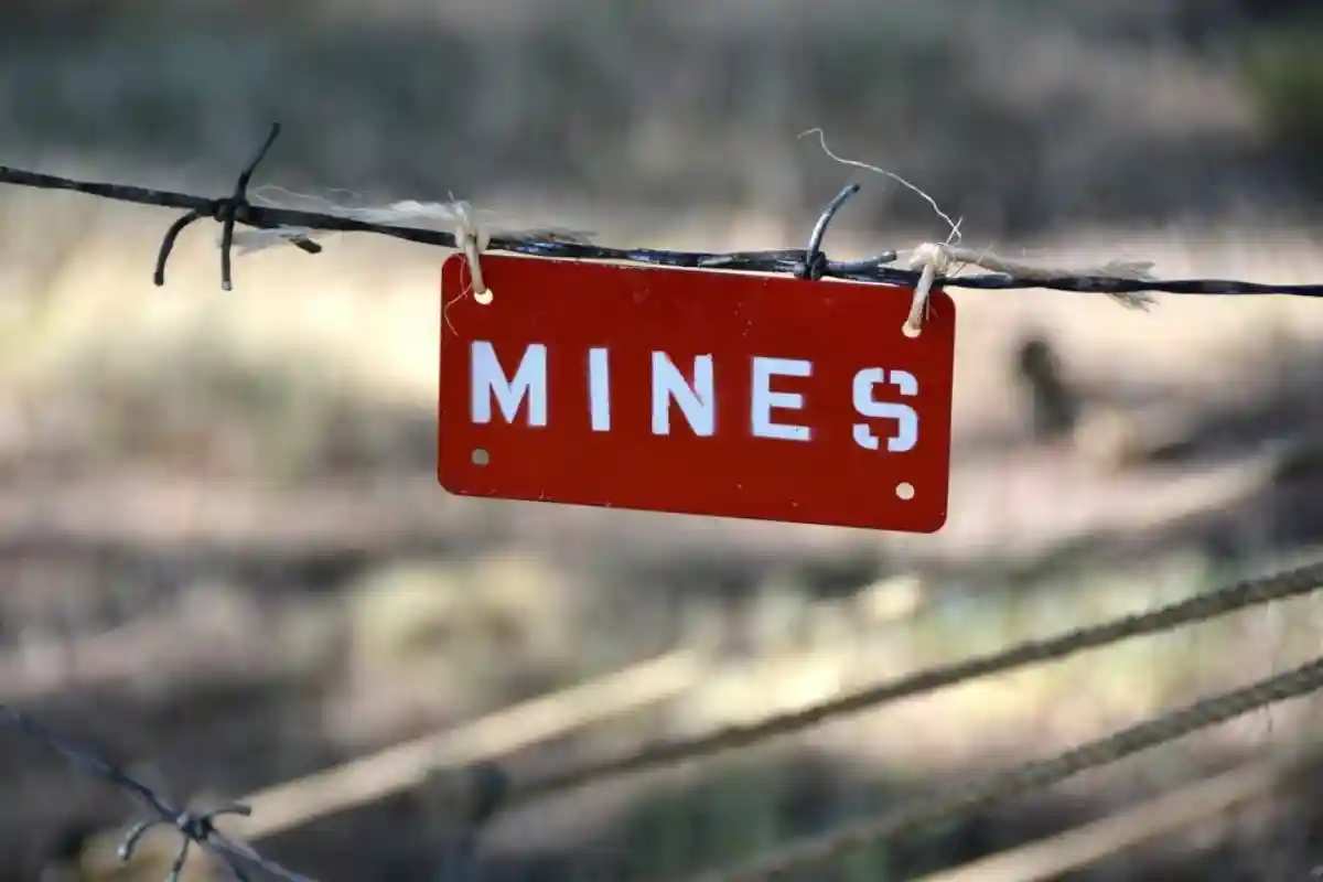 Опасность мин вдоль зеленой полосы. Фото: Jim Lambert / shutterstock.com