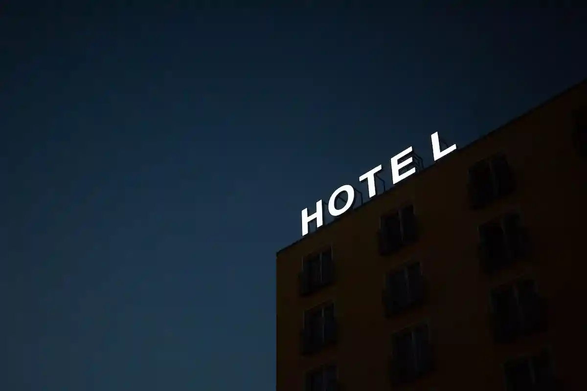 Владельцы отелей не хотят перекладывать свои расходы на гостей. Фото: Marten Bjork / Unsplash.com