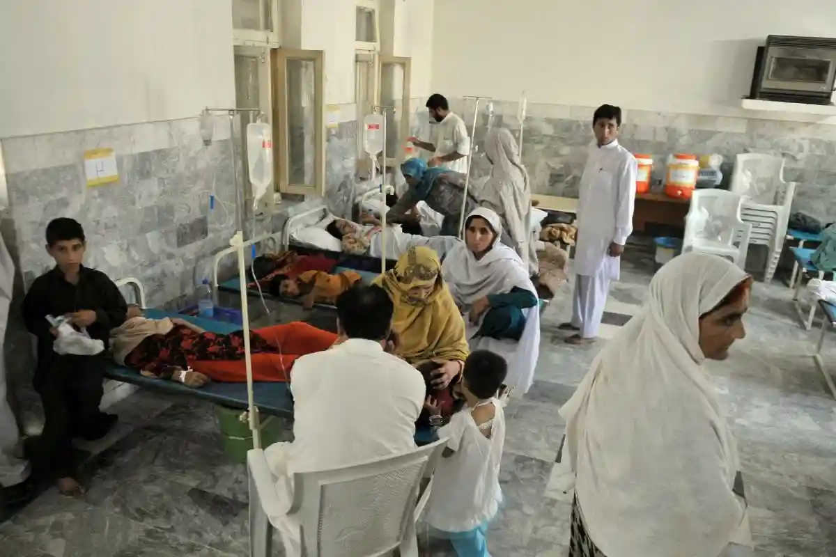 Больницы Пакистана перегружены из-за недостатка чистой воды. Фото: thomas koch / Shutterstock.com