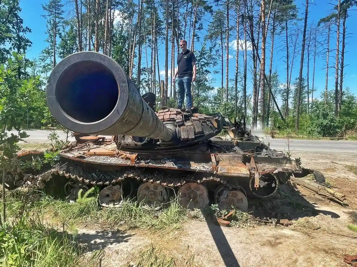 Подбитый в Украине российский танк поставят у посольства РФ как памятник. Фото: Энно Ленце / twitter.com