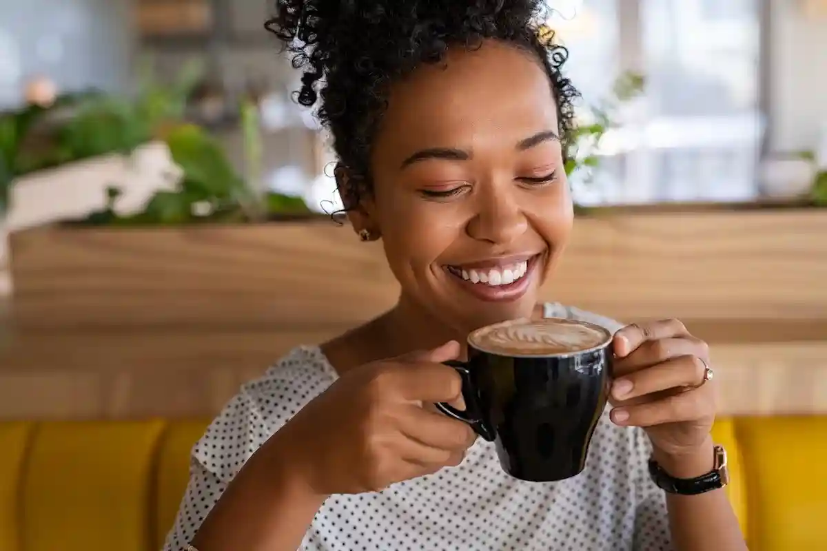 Кофе положительно влияет на организм, если его пить в ограниченных количествах. Фото: Rido / Shutterstock.com