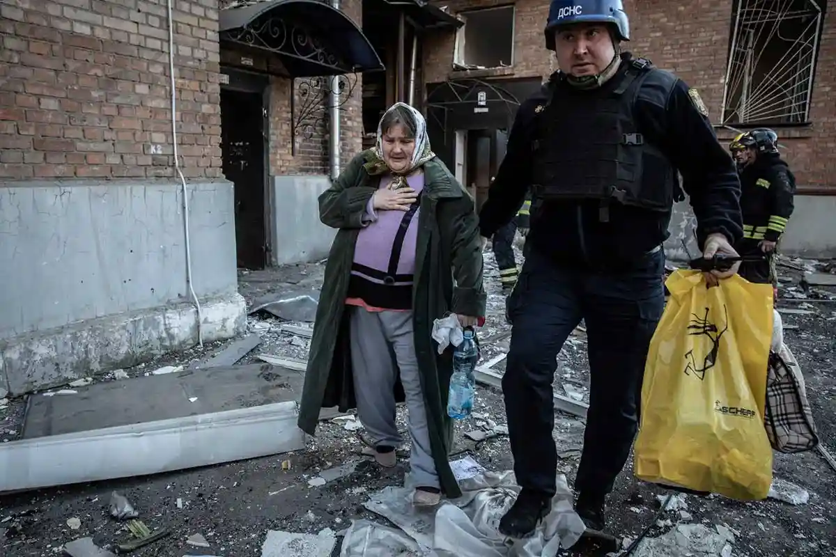 Двор в Киеве после обстрела российскими ракетами. Фото: Finbarr O'Reilly
