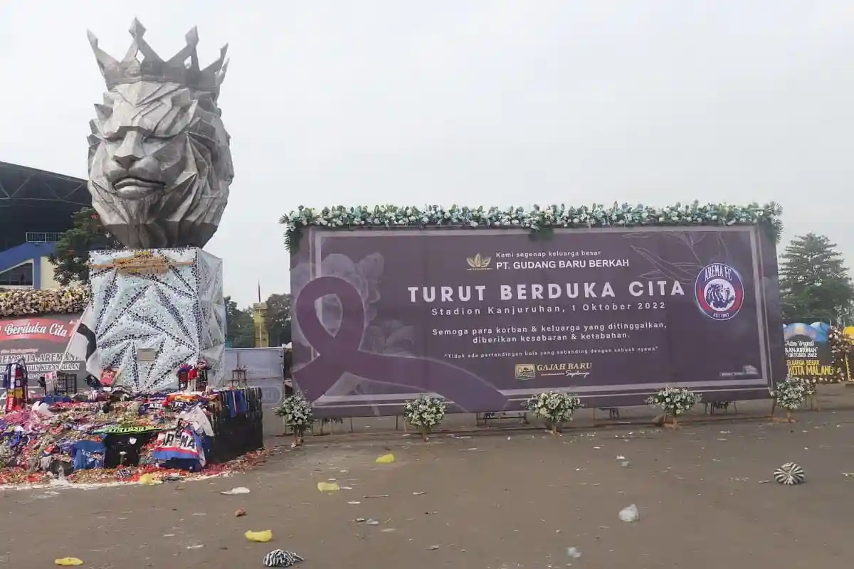 Причина трагедии на стадионе в Индонезии установлена. Gontik Rustiana / shutterstock.com