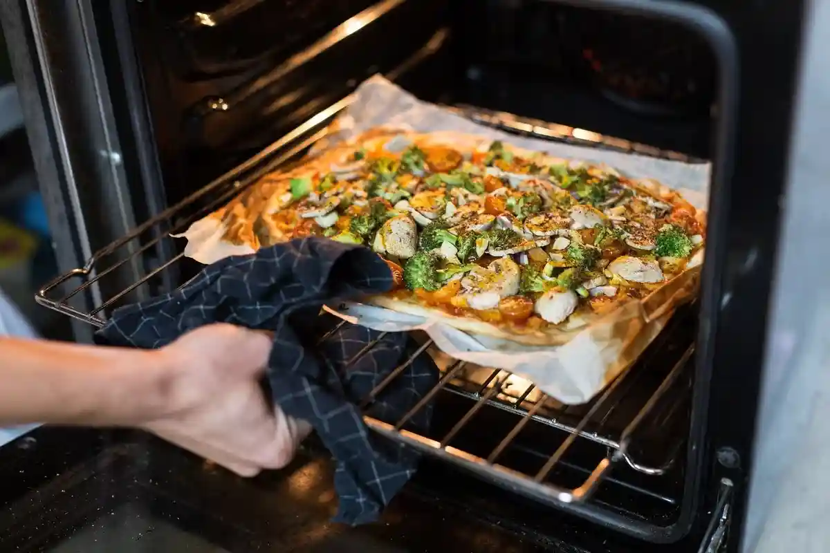 Чтобы вкуснее приготовить замороженную пиццу, ей надо немного дать оттаять, перед выпеканием в духовке. Фото: broilkingbaron420vsweber / pixabay.com