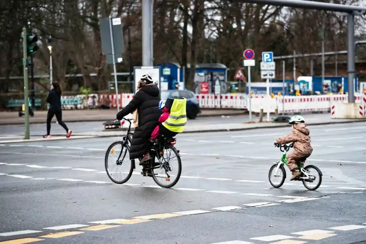 Некоторые немцы отправляют своего ребенка на велосипеде, поэтому не знают действует ли в Германии школьный проездной вне школы или нет. Фото: aussiedlerbote.de