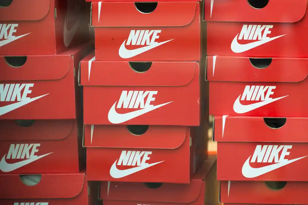 Nike предлагает скидки на многие товары. Фото: mimohe / Shutterstock.com