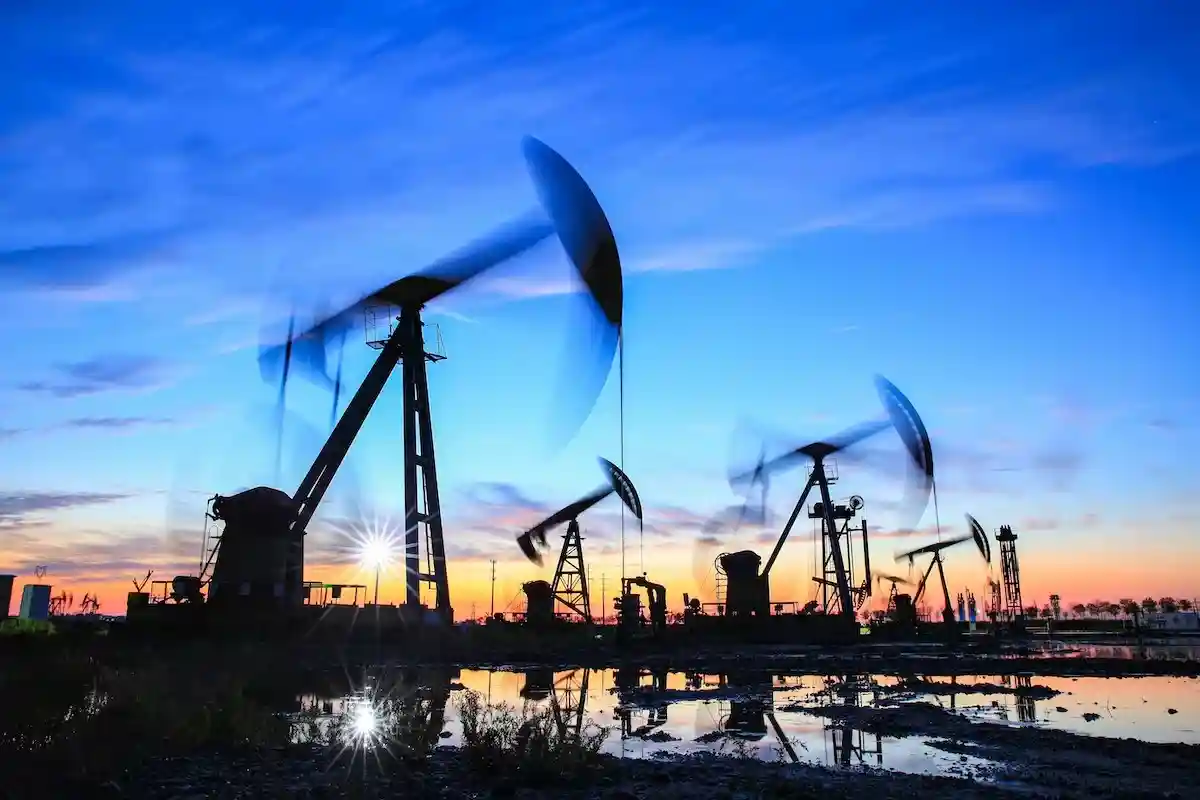 РФ и Саудовская Аравия «резко» сократят добычу нефти. Фото: zhengzaishuru / shutterstock.com