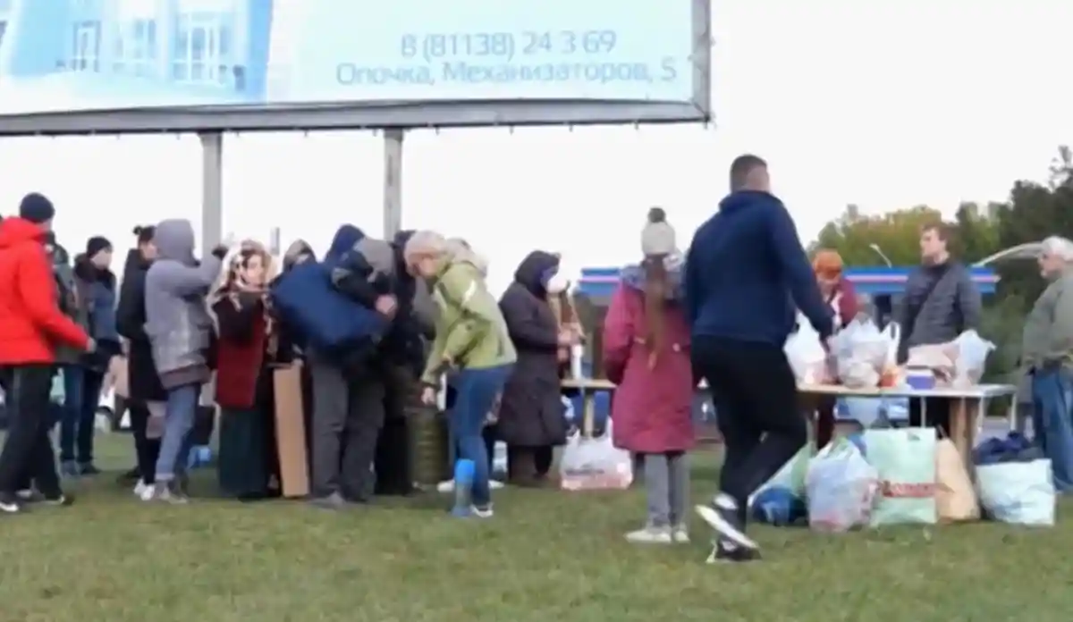 Украинским беженцам «раздают еду» в Псковской области Германии. Фото: кадр из программы «Антифейки»