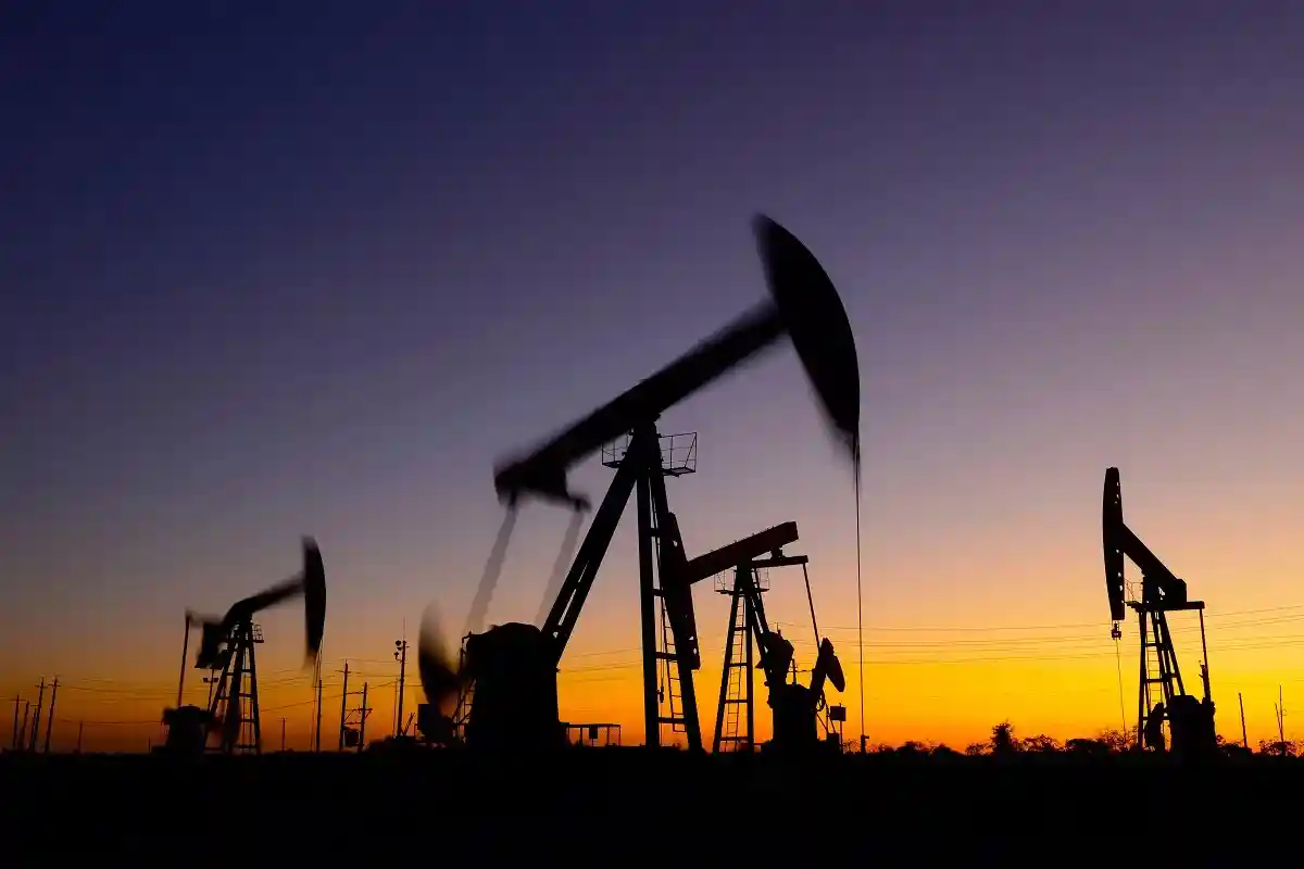 Россия не будет экспортировать нефть в страны, которые введут предельный уровень цен. Фото: Haizhen Du / shutterstock.com