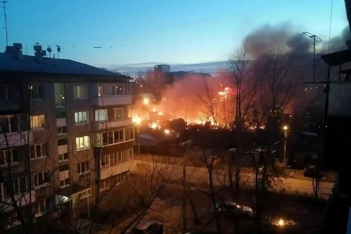Самолет упал на дом в Иркутске. Фото: Clutin_ru / twitter.com