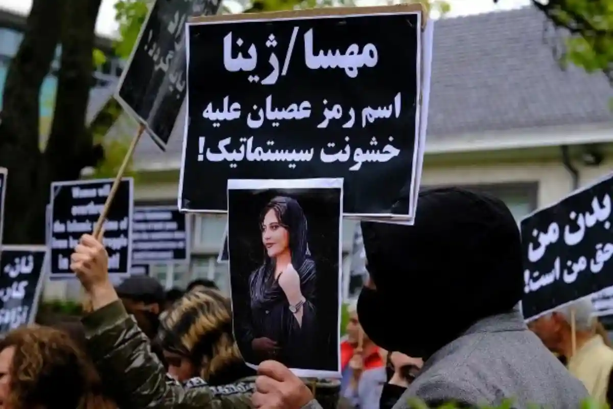 Протесты в Иране были вызваны смертью 22-летней Махсы Амини. Фото: Alexandros Michailidis / shutterstock.com