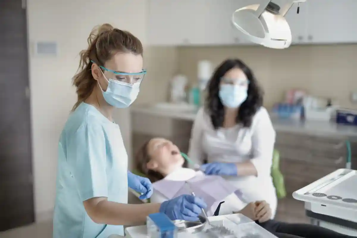 Сколько зарабатывает врач в Германии. Самые высокие заработок и расходы в 2019 году были у стоматологов. Фото: Andrea Piacquadio / Pexels