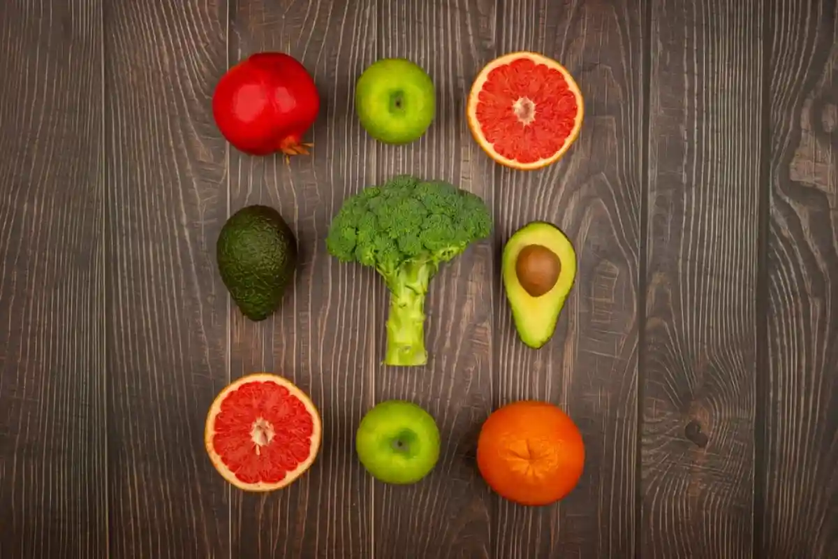 Сохранить молодость после менопаузы помогут овощи и фрукты. Фото: TSViPhoto / Shutterstock.com