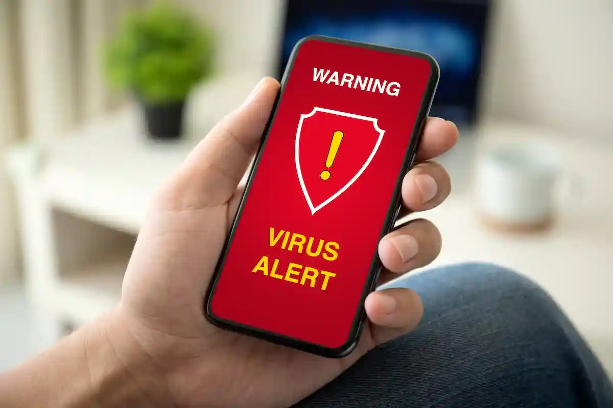 Приложения могут сообщать о вирусах. Фото: DenPhotos / Shutterstock.com