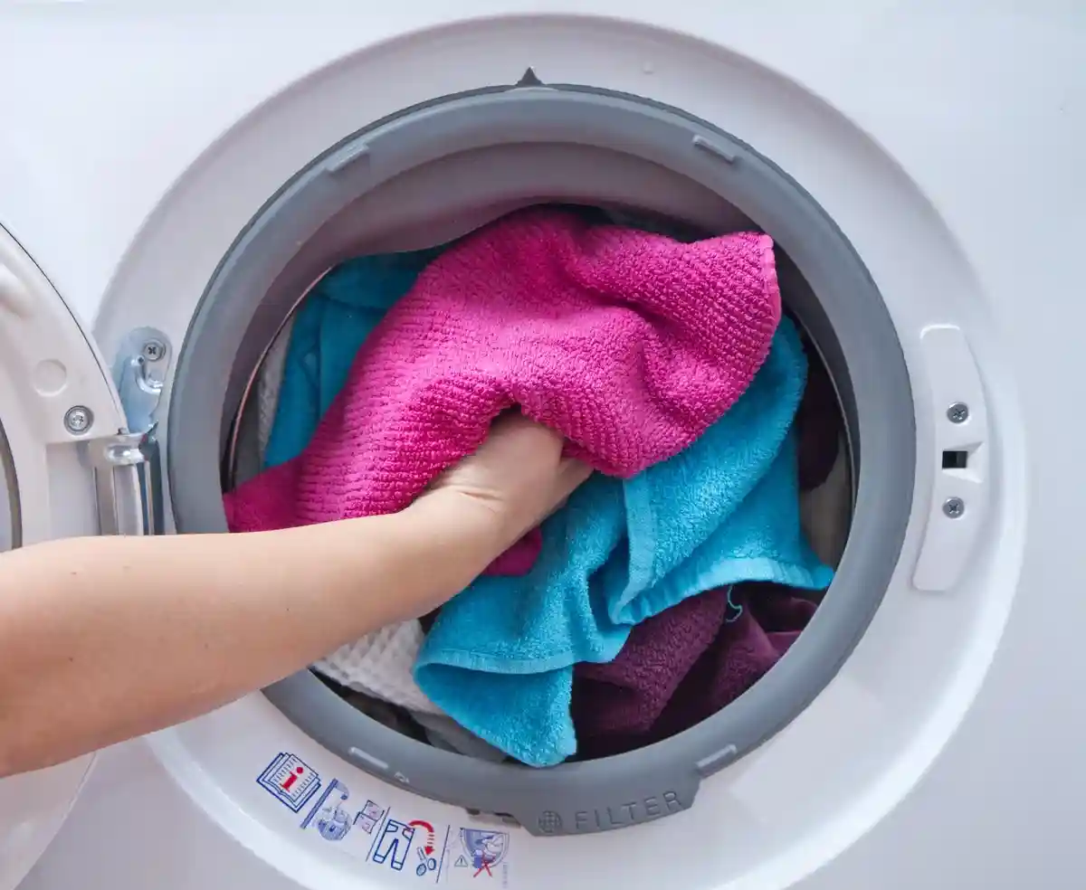 Вот почему не стоит стирать белье при 40 градусах. Фото: Luca Santilli / shutterstock.com