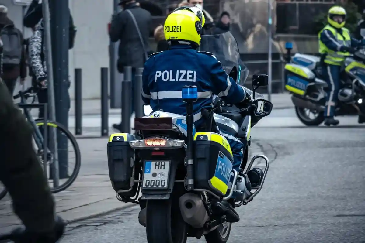 В Германии запрещено называть полицейского на "ты". Фото: Niklas Jeromin / Pexels.