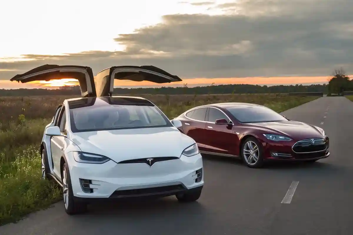 Tesla снижает цены на электромобили