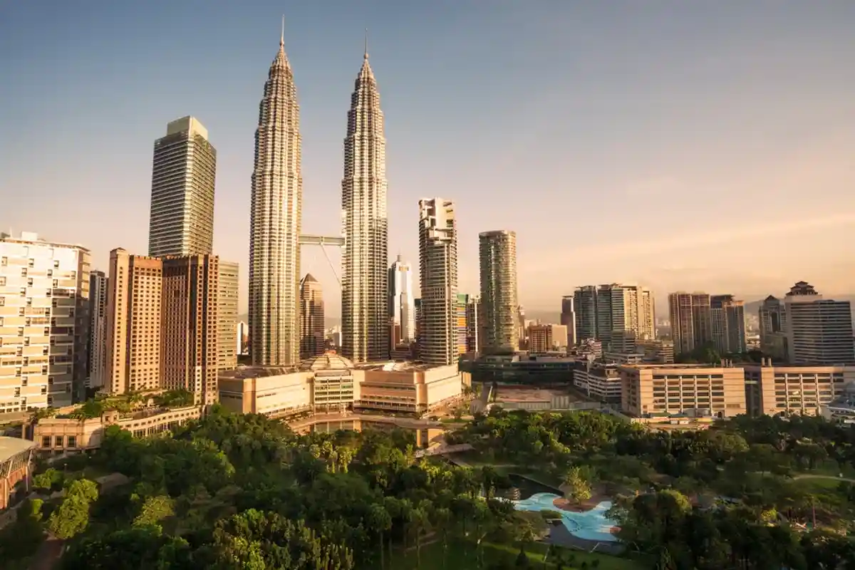 ТОП-10 городов для эмиграции в 2022 году: Куала-Лумпур. Фото: zhu difeng / Shutterstock