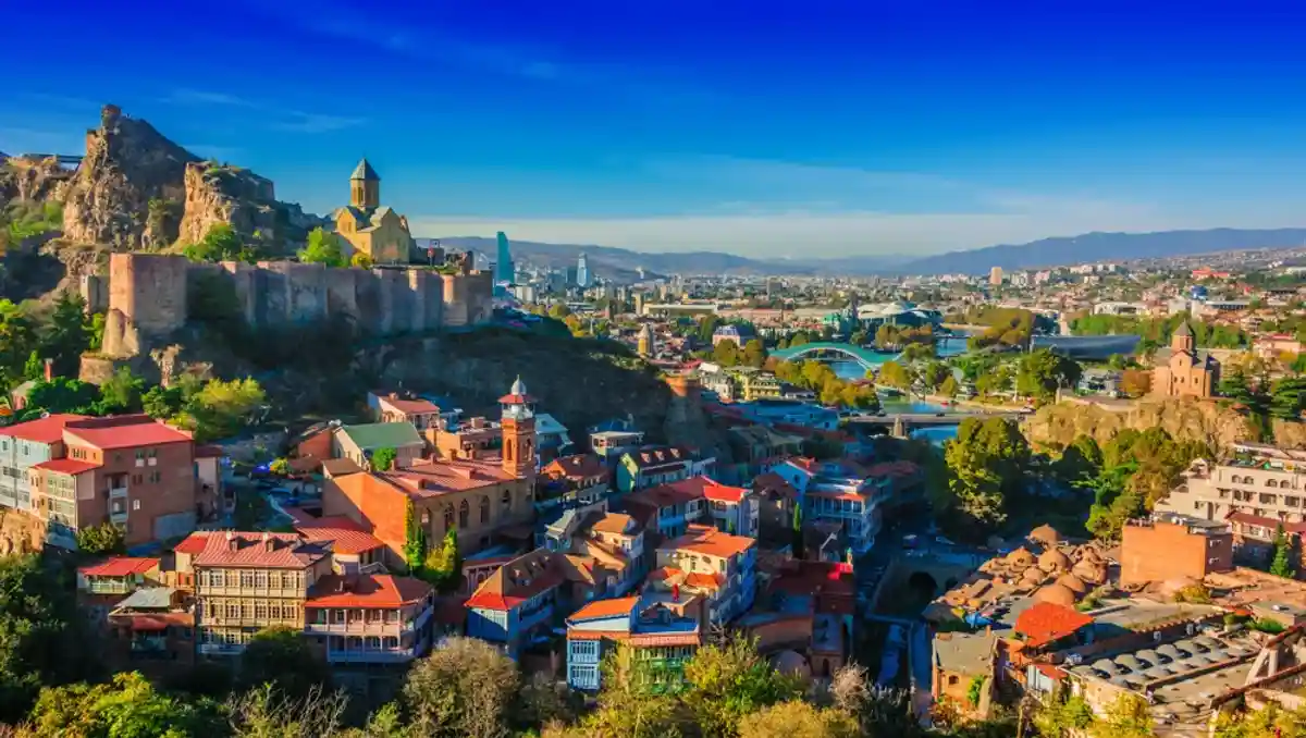ТОП-10 городов для эмиграции в 2022 году: Тбилиси. Фото: monticello / Shutterstock