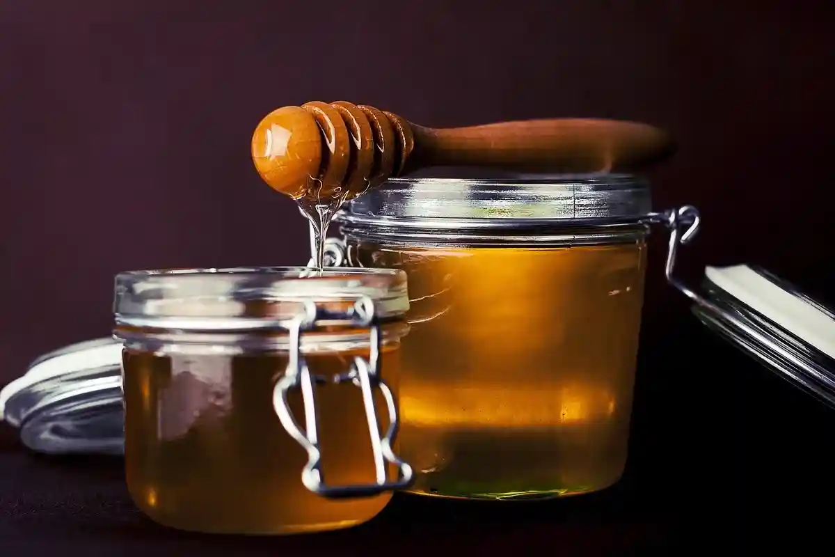 Мед - один из самых полезных заменителей сахара. Фото: fancycrave1 / pixabay.com