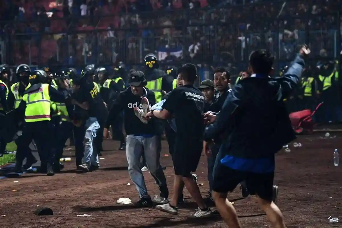Трагедия на футбольном поле в Индонезии