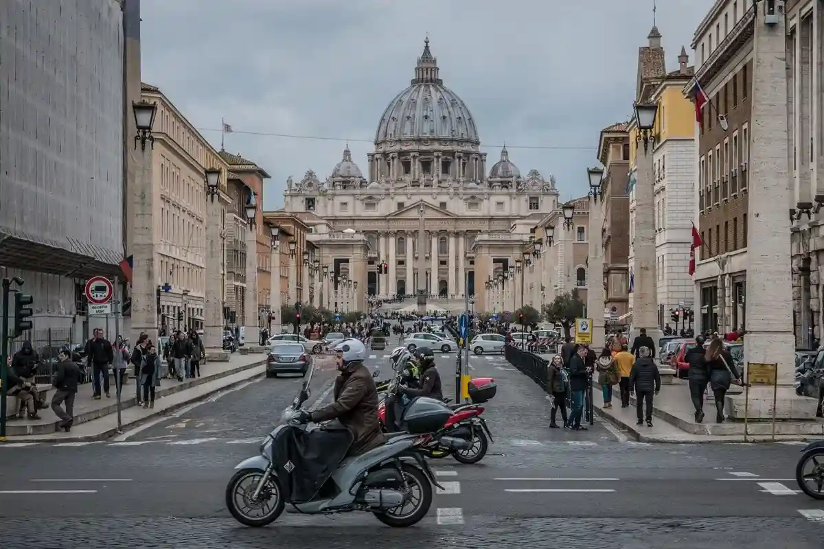 Туристы наносят ущерб памятникам Италии. Фото: Pixabay / pexels.com